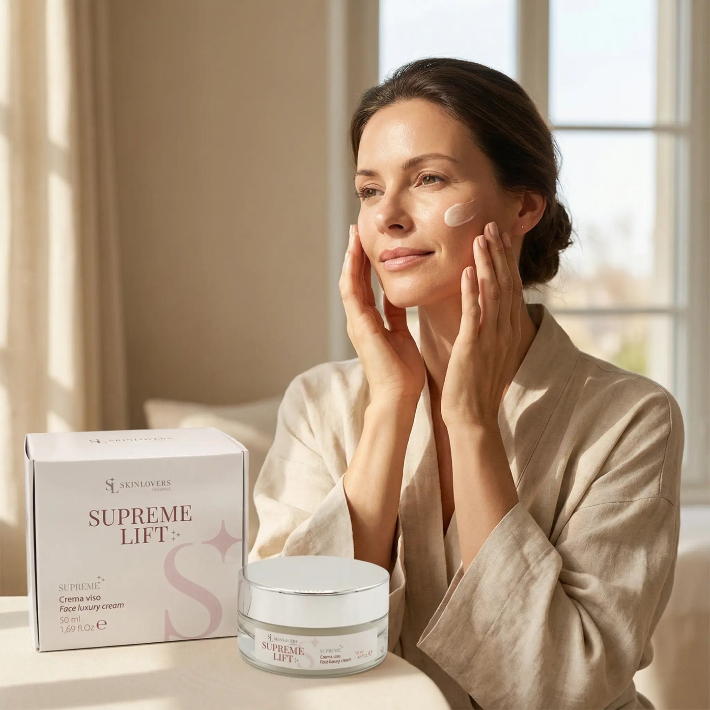Skinlovers Supreme Lift crema viso anti-age luxury 50ml – donna che applica la crema sul viso con risultati visibili