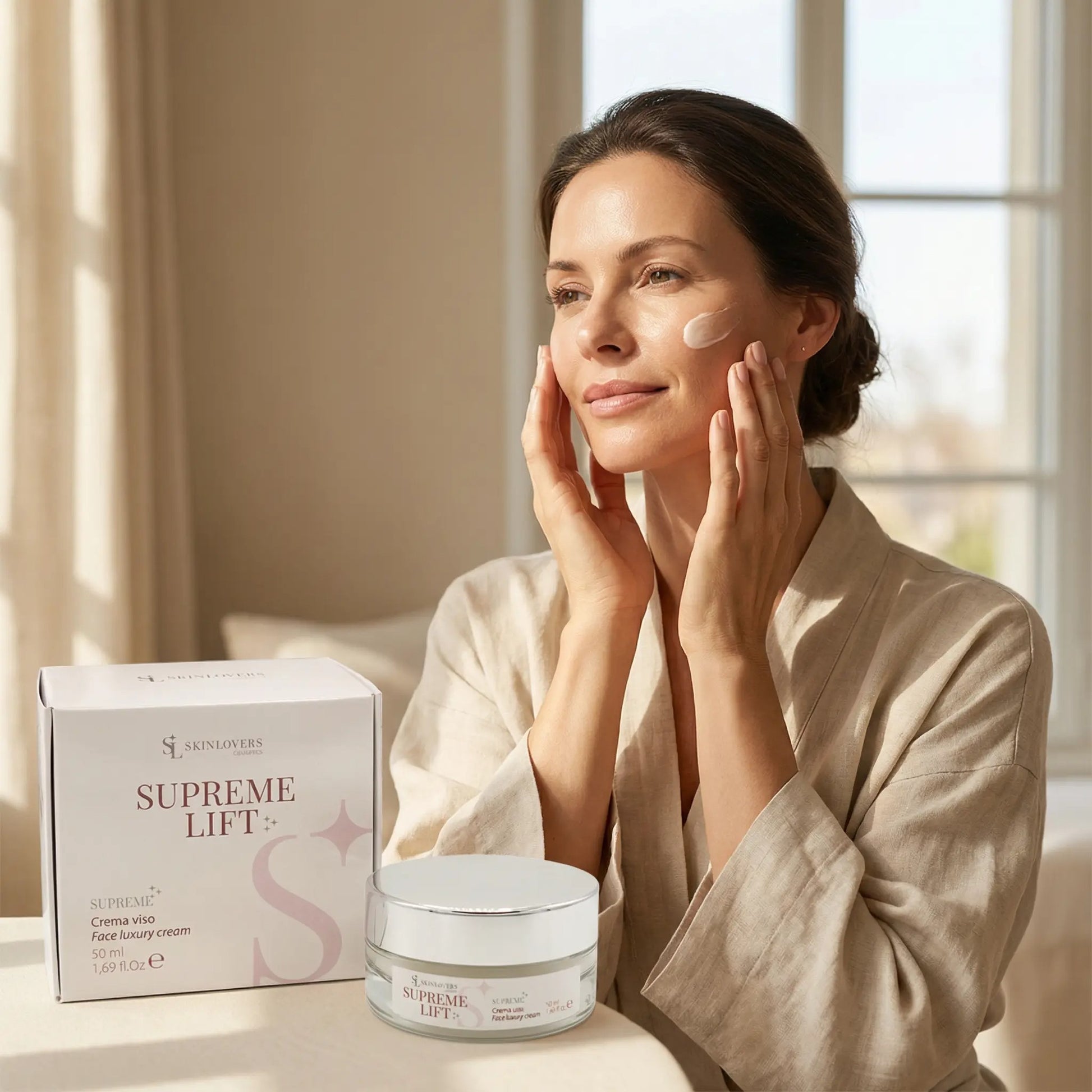 Skinlovers Supreme Lift crema viso anti-age luxury 50ml – donna che applica la crema sul viso con risultati visibili