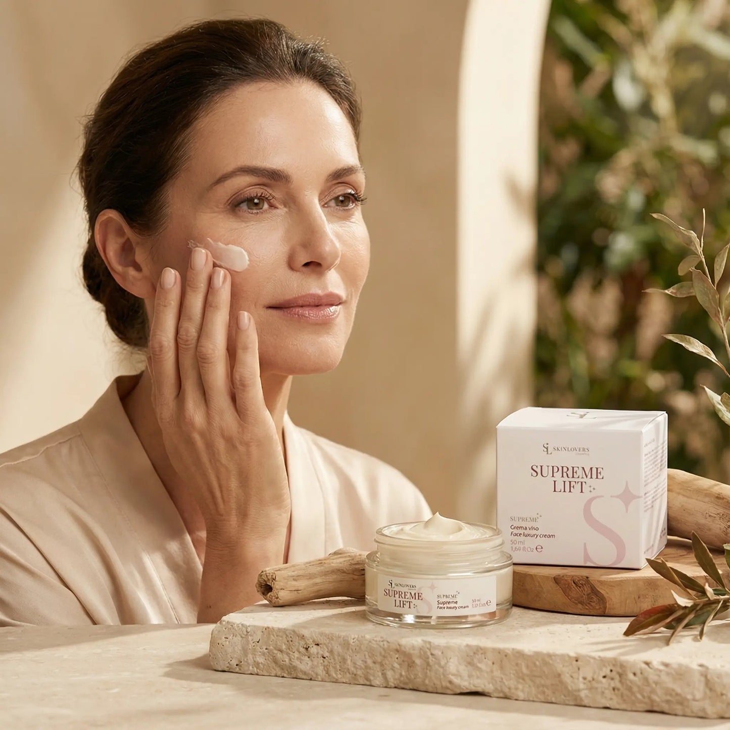 Skinlovers Supreme Lift crema viso anti-rughe – donna che massaggia la crema su guancia con prodotto in primo piano
