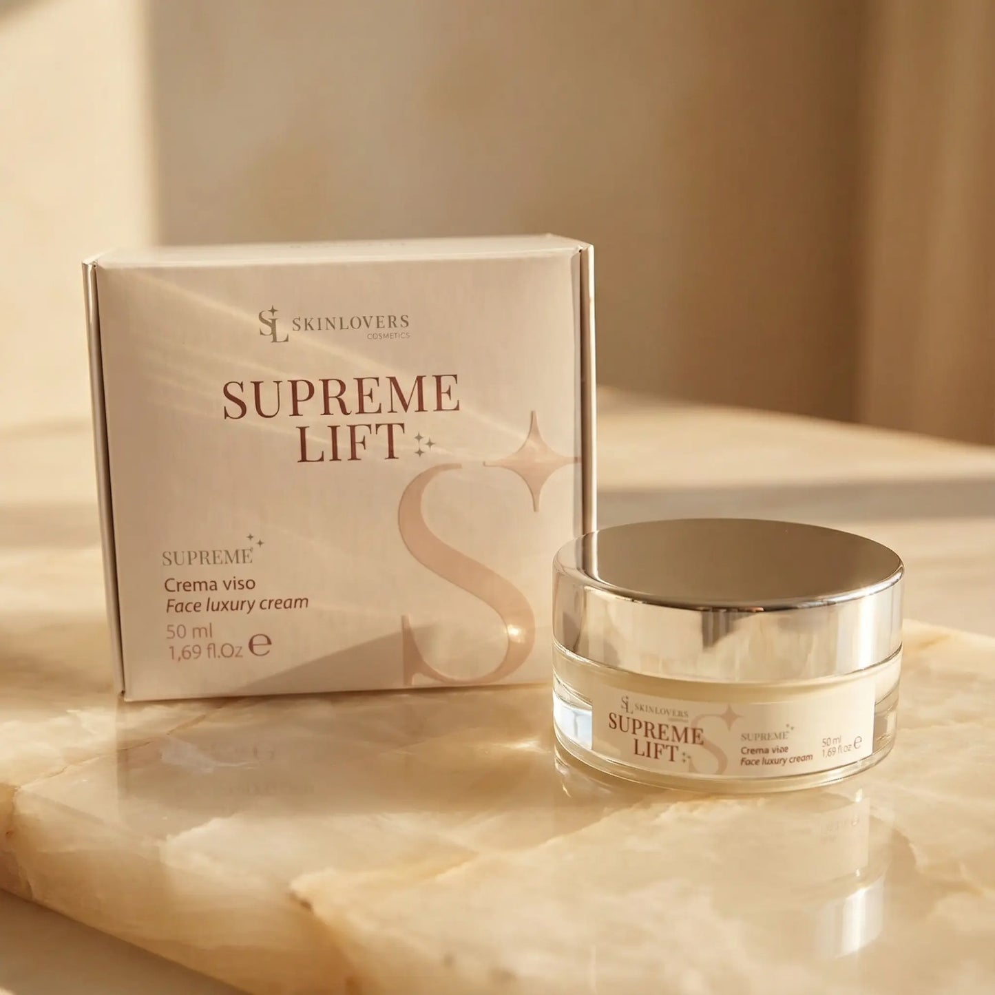 Skinlovers Supreme Lift crema viso lusso – barattolo in vetro con tappo argentato e packaging su marmo dorato